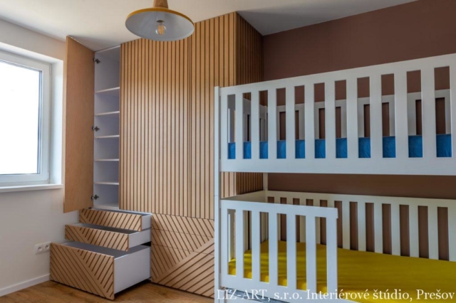 Detsky izba na mieru poschodova postel s drevenym nabytkom